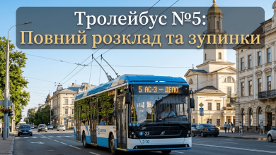 Сучасний тролейбус №5 на вулицях Івано-Франківська з інформаційним заголовком про розклад та зупинки.