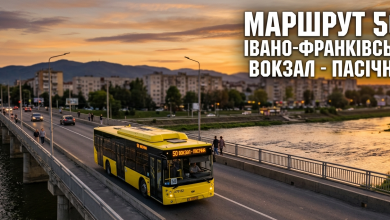 Жовтий міський автобус маршруту №50 проїжджає через міст над Бистрицею в Івано-Франківську на заході сонця, прямуючи до мікрорайону Пасічна.