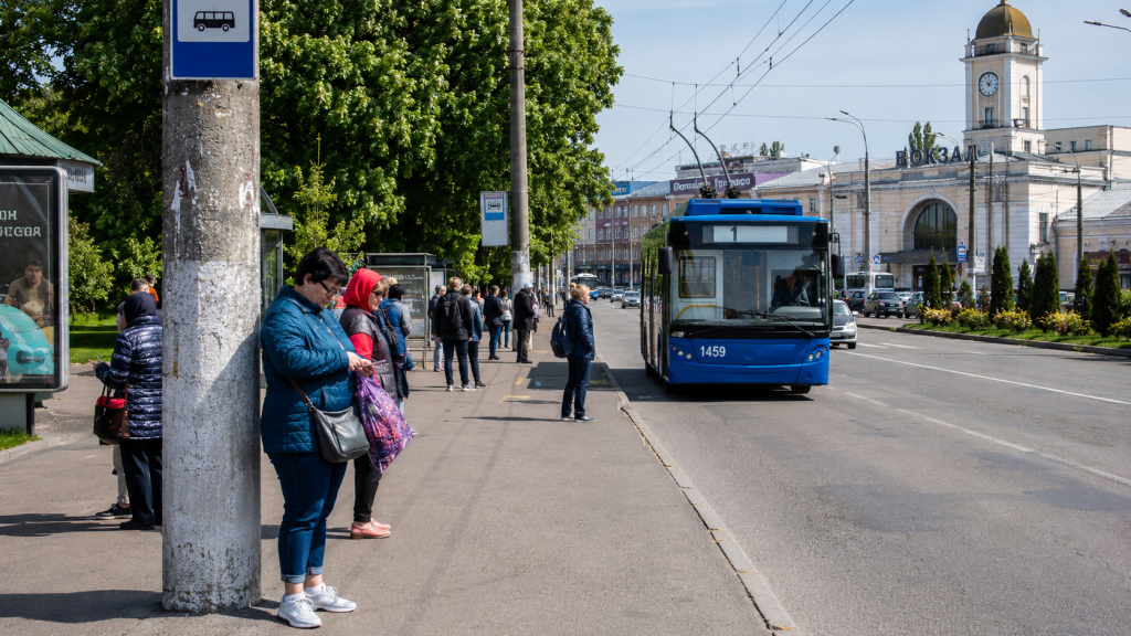 Зупинка тролейбуса біля вокзалу Житомира