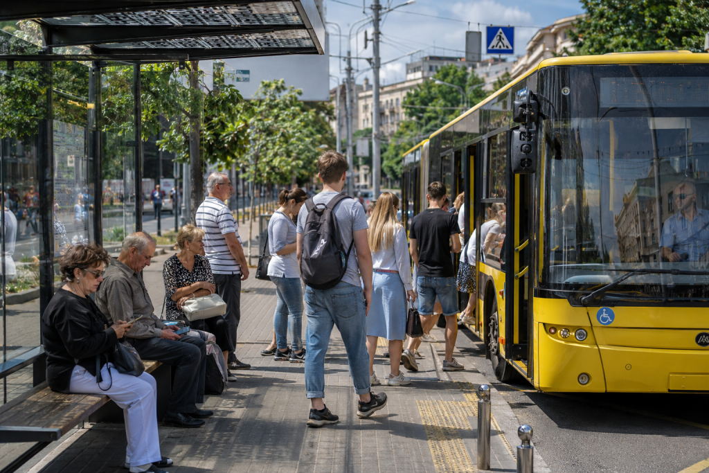 Зупинки автобуса 27 Київ – пасажири очікують міський автобус на сучасній зупинці