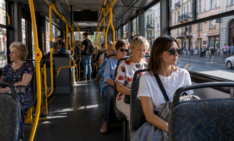 Пасажири в салоні тролейбуса 5 Житомир